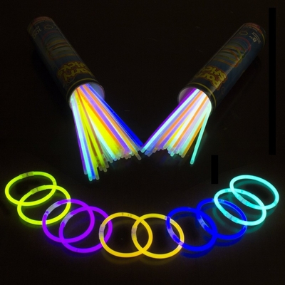 Multicolore 8 inch Glow Stick Armbanden voor Jaarfeest Decoratie van PE / plastic